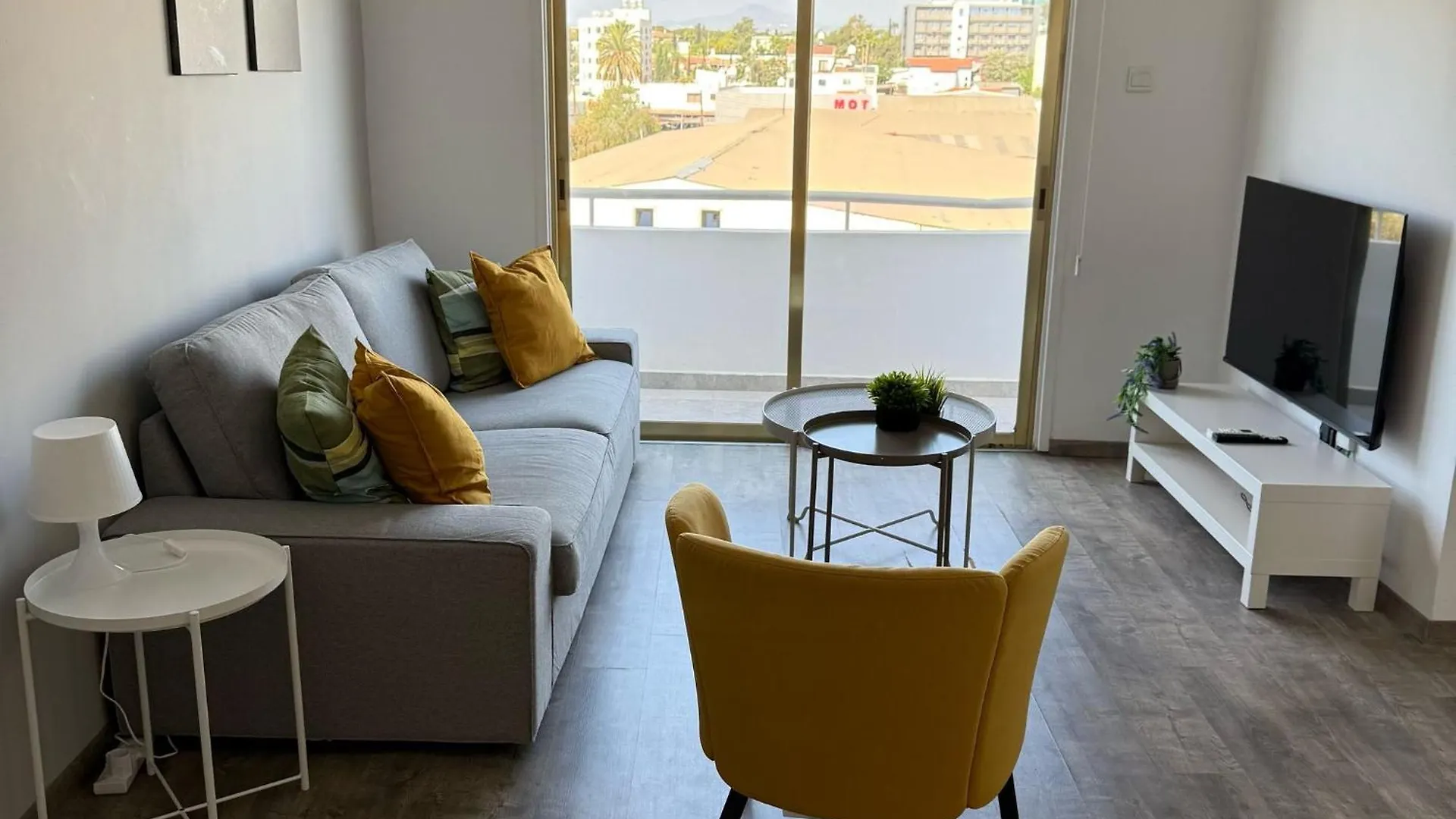 Luxurious Penthouse In Larnaca Center 300M From The Beach 0*,