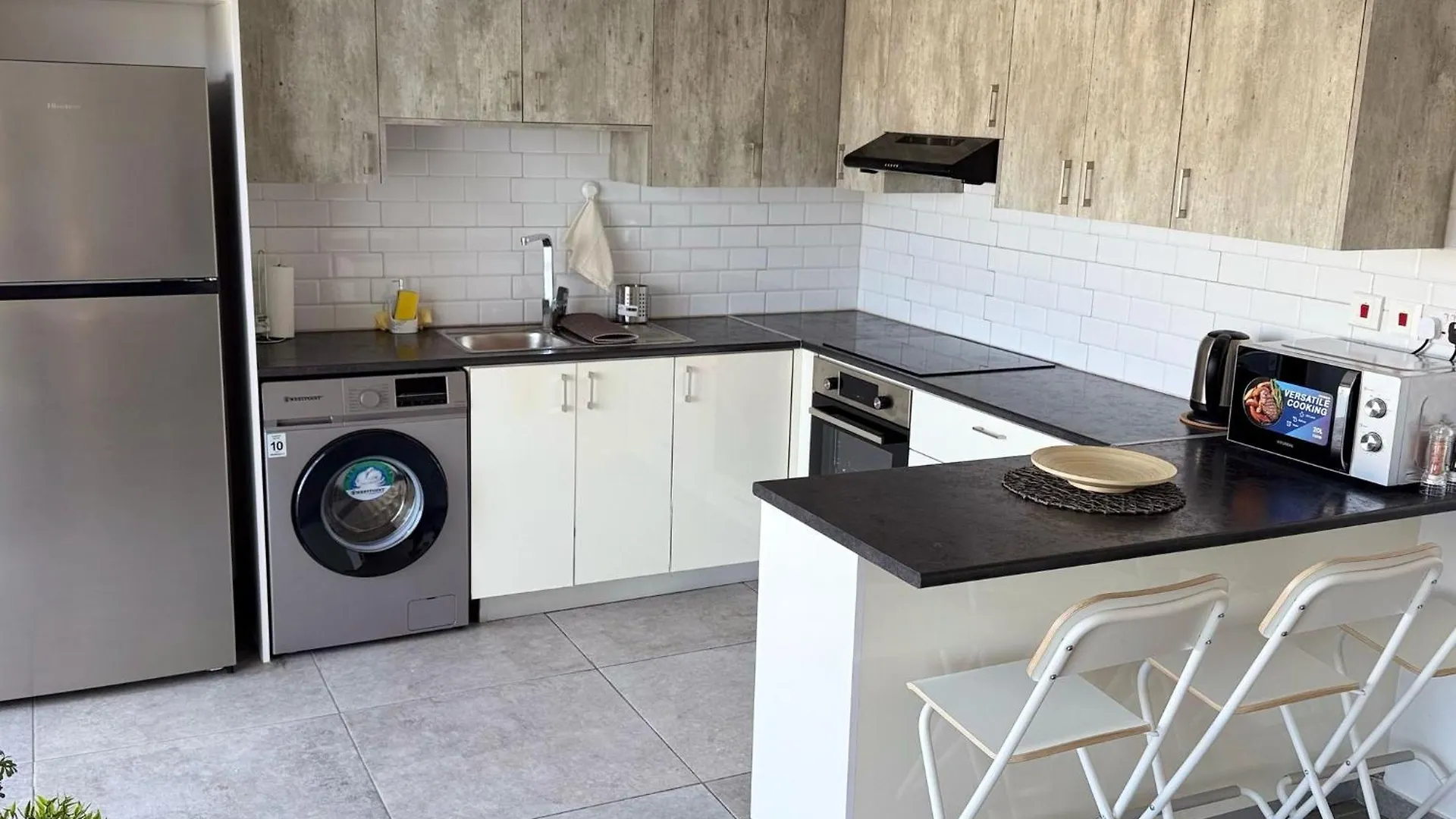 Luxurious Penthouse In Larnaca Center 300M From The Beach