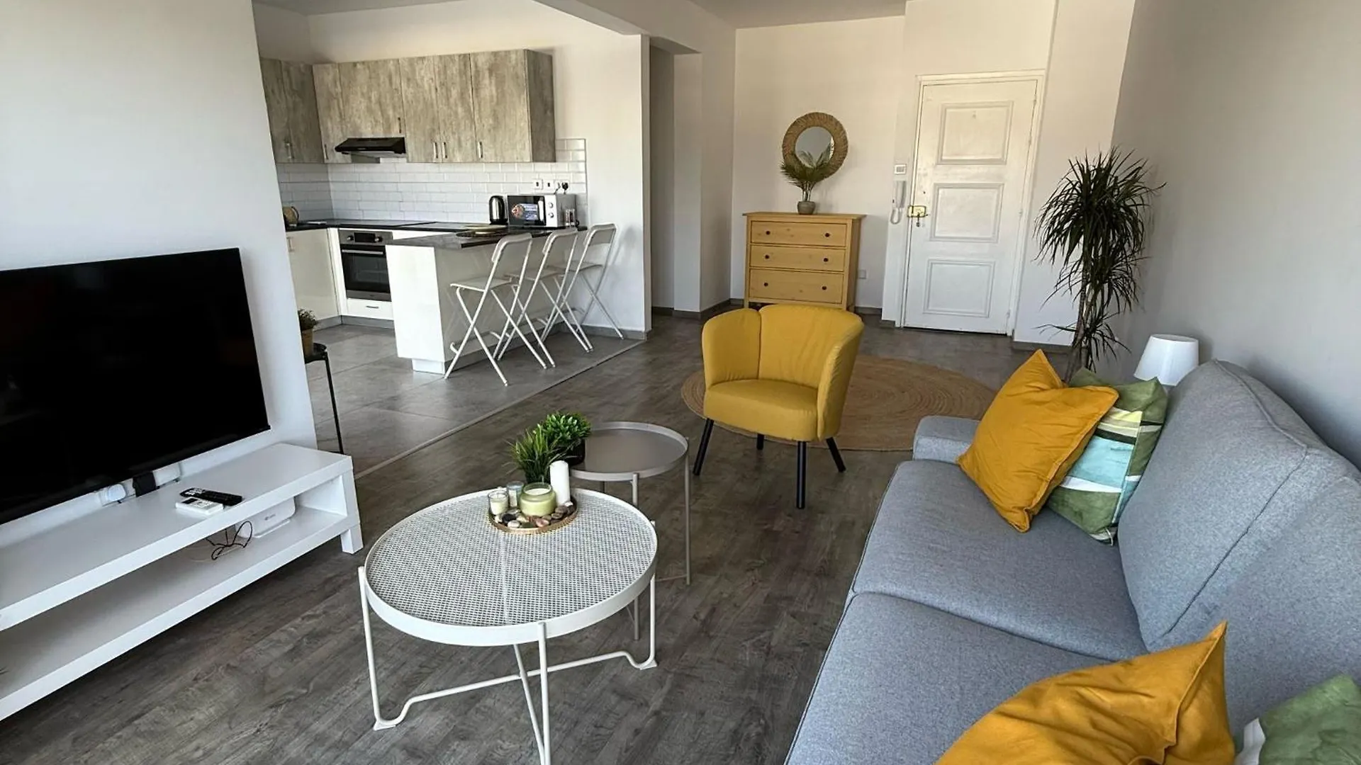 Luxurious Penthouse In Larnaca Center 300M From The Beach